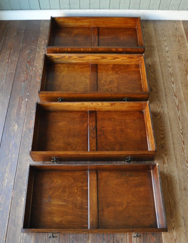 アンティークのチェスト　アンティーク家具　リッチ感があるイギリスらしいアンティーク家具、チェストオブドロワーズ。引き出しは全部で４杯。(m-469-f)