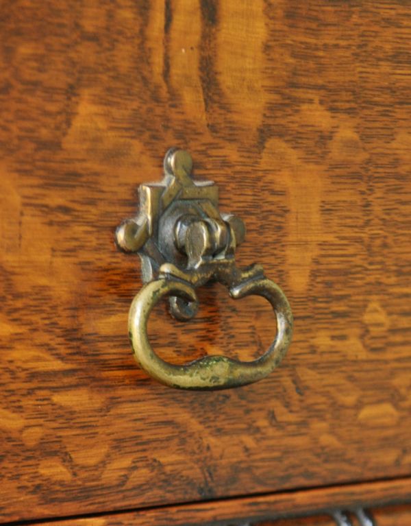 アンティークのチェスト　アンティーク家具　リッチ感があるイギリスらしいアンティーク家具、チェストオブドロワーズ。両サイドに付いたリング取っ手がアクセントになっています。(m-469-f)