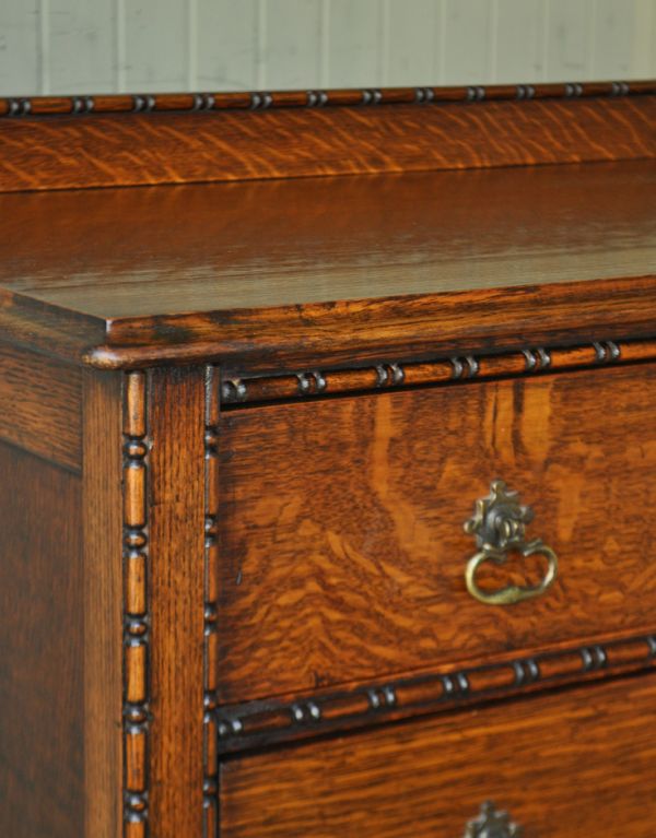 アンティークのチェスト　アンティーク家具　リッチ感があるイギリスらしいアンティーク家具、チェストオブドロワーズ。細やかな彫があります。(m-469-f)