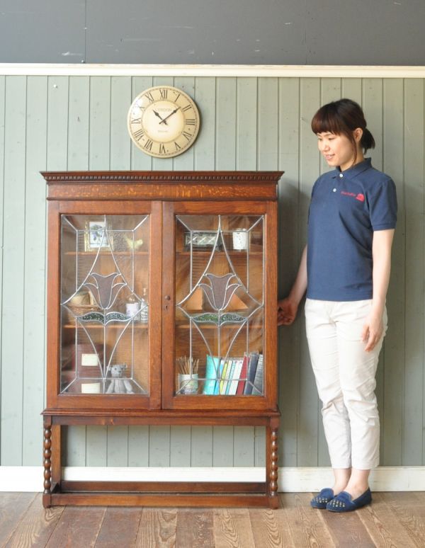 アンティークのキャビネット　アンティーク家具　カラーステンドグラスの扉、英国アンティーク家具のブックケース（本棚）。ショーケースのように、お気に入りの雑貨や食器を並べてみましょう。(m-470-f)