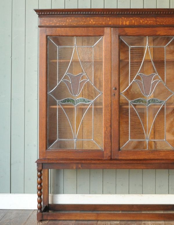 アンティークのキャビネット　アンティーク家具　カラーステンドグラスの扉、英国アンティーク家具のブックケース（本棚）。ガラスも当時のもの。(m-470-f)