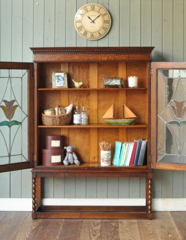 アンティークのキャビネット　アンティーク家具　カラーステンドグラスの扉、英国アンティーク家具のブックケース（本棚）。両開きで出し入れもしやすいですよ。(m-470-f)