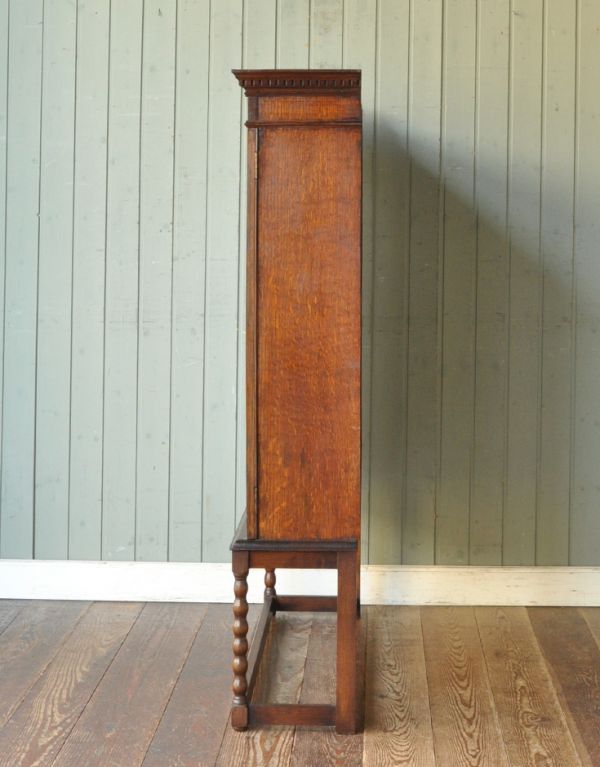 アンティークのキャビネット　アンティーク家具　カラーステンドグラスの扉、英国アンティーク家具のブックケース（本棚）。横から見てもピカピカです。(m-470-f)