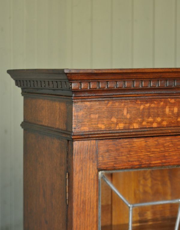 アンティークのキャビネット　アンティーク家具　カラーステンドグラスの扉、英国アンティーク家具のブックケース（本棚）。木の装飾が上品なアクセントになっています。(m-470-f)