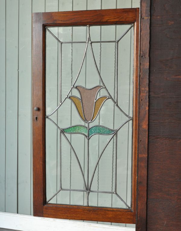 アンティークのキャビネット　アンティーク家具　カラーステンドグラスの扉、英国アンティーク家具のブックケース（本棚）。可愛いチューリップのステンドグラスです。(m-470-f)