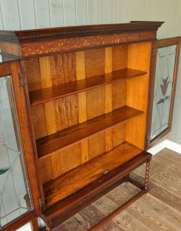 アンティークのキャビネット　アンティーク家具　カラーステンドグラスの扉、英国アンティーク家具のブックケース（本棚）。内側も茶色なので落ち着きがあります。(m-470-f)
