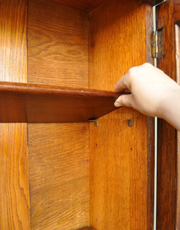 アンティークのキャビネット　アンティーク家具　カラーステンドグラスの扉、英国アンティーク家具のブックケース（本棚）。棚板は取り外すことも可能です。(m-470-f)