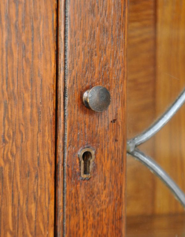 アンティークのキャビネット　アンティーク家具　カラーステンドグラスの扉、英国アンティーク家具のブックケース（本棚）。アンティークの味わいが詰まっている小さな取っ手が付いています。(m-470-f)