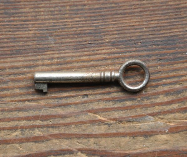 アンティークのキャビネット　アンティーク家具　カラーステンドグラスの扉、英国アンティーク家具のブックケース（本棚）。扉にはアンティークの鍵が付いています。(m-470-f)