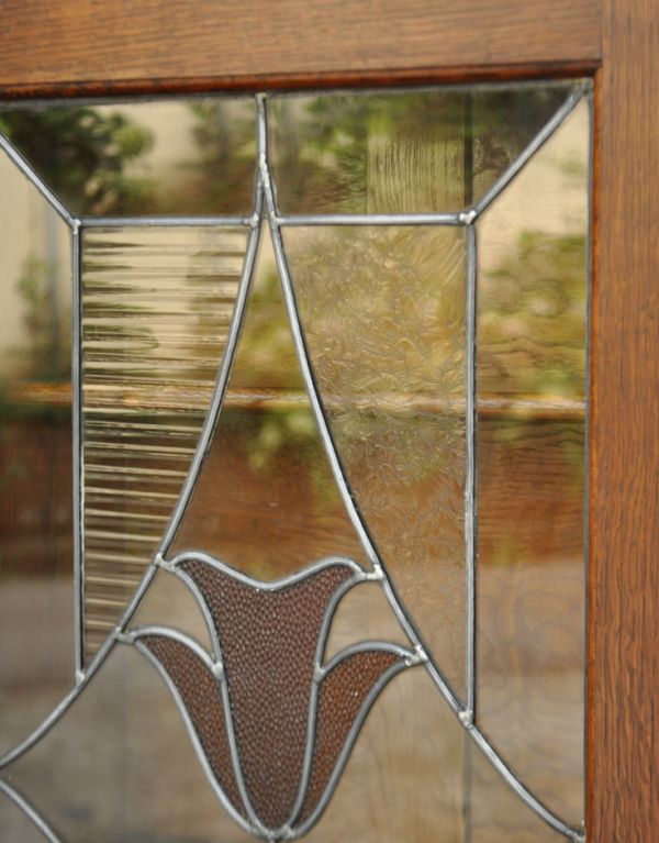 アンティークのキャビネット　アンティーク家具　カラーステンドグラスの扉、英国アンティーク家具のブックケース（本棚）。キラキラと表情を変えるガラスです。(m-470-f)