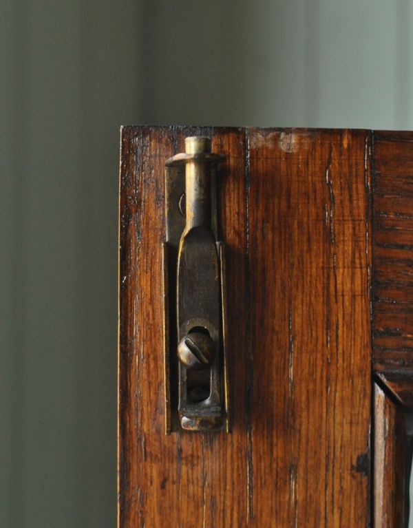 アンティークのキャビネット　アンティーク家具　カラーステンドグラスの扉、英国アンティーク家具のブックケース（本棚）。扉の上部のストッパーです。(m-470-f)