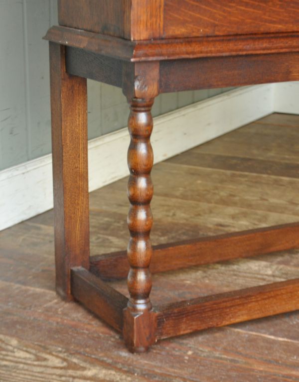 アンティークのキャビネット　アンティーク家具　カラーステンドグラスの扉、英国アンティーク家具のブックケース（本棚）。しっかりとした安定感があります。(m-470-f)