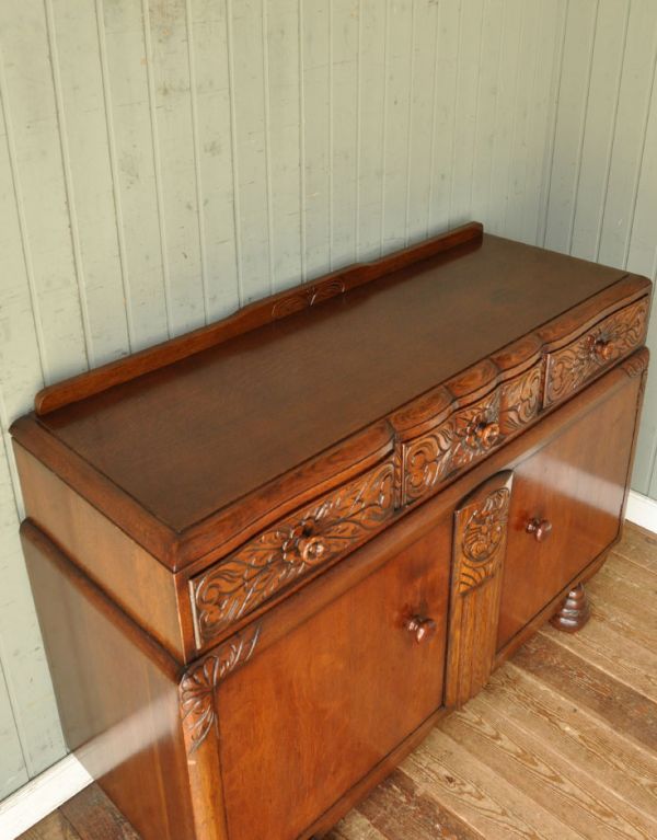 アンティークのキャビネット アンティーク家具 お花の彫の英国アンティーク家具、木製のサイドボード。天板もキレイに塗装を仕上げました。(m-474-f)