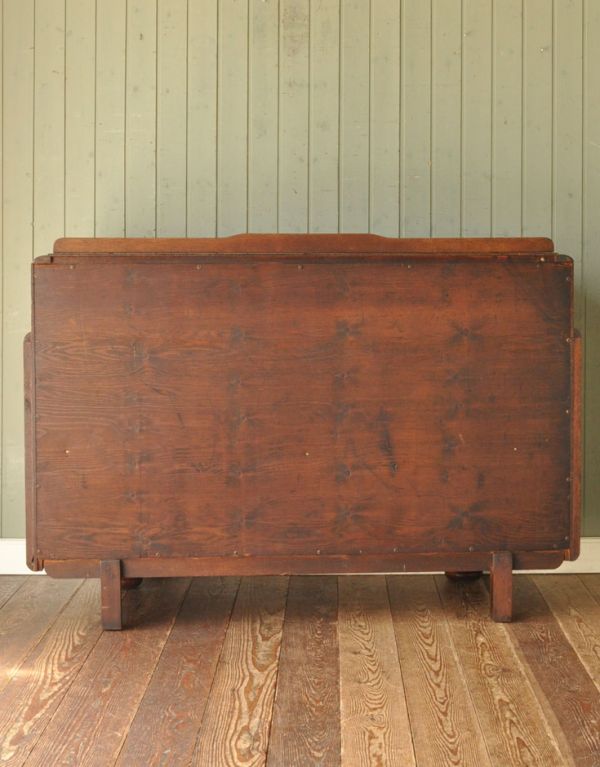 アンティークのキャビネット アンティーク家具 お花の彫の英国アンティーク家具、木製のサイドボード。キチンとメンテナンスしてあるので、裏側もキレイです。(m-474-f)