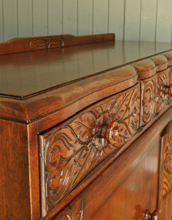 アンティークのキャビネット アンティーク家具 お花の彫の英国アンティーク家具、木製のサイドボード。女性らしくて華やかな家具です。(m-474-f)