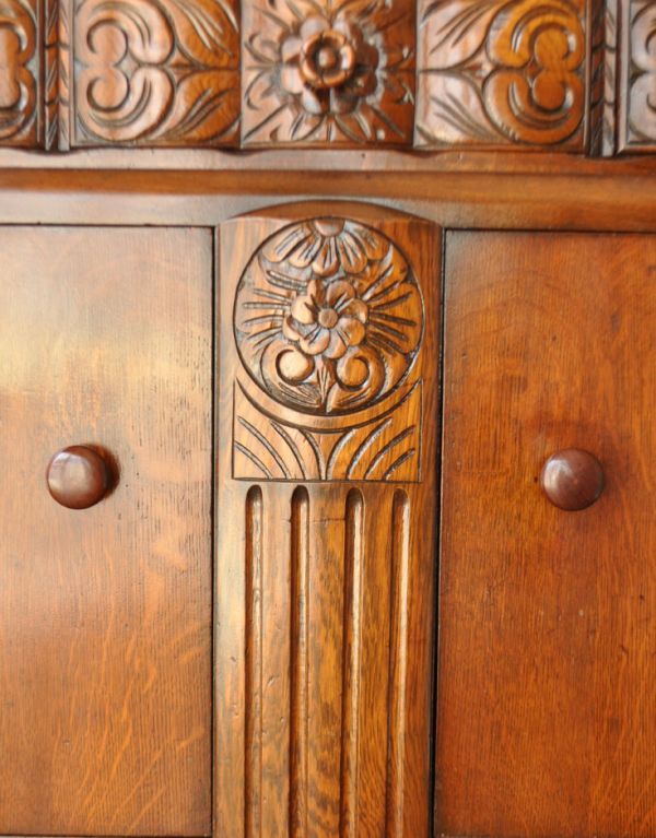 アンティークのキャビネット アンティーク家具 お花の彫の英国アンティーク家具、木製のサイドボード。贅沢なほどに施された彫の装飾!リッチな気分で心を満たしてくれます。(m-474-f)