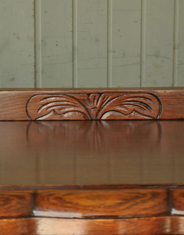 アンティークのキャビネット アンティーク家具 お花の彫の英国アンティーク家具、木製のサイドボード。天板の上には彫のポイント。(m-474-f)