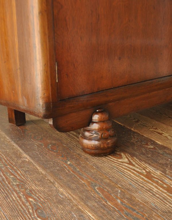 アンティークのキャビネット アンティーク家具 お花の彫の英国アンティーク家具、木製のサイドボード。カッティングがある脚。(m-474-f)