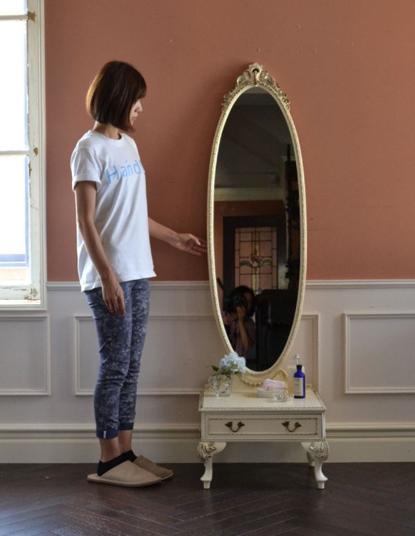 サイドバイサイド アンティーク家具 ドレッサーのように使えるアンティーク家具、大きなホワイトのスタンドミラー(姿見)。玄関、寝室、ウォークインクローゼットなど色々な場所で大活躍してくれます。(m-476-f)