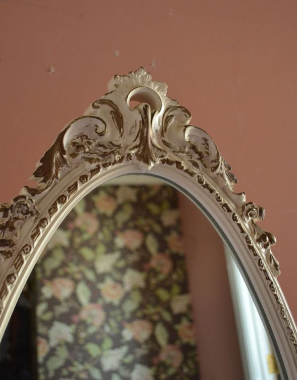 サイドバイサイド アンティーク家具 ドレッサーのように使えるアンティーク家具、大きなホワイトのスタンドミラー(姿見)。トップには西洋らしい高級感のある飾り。(m-476-f)