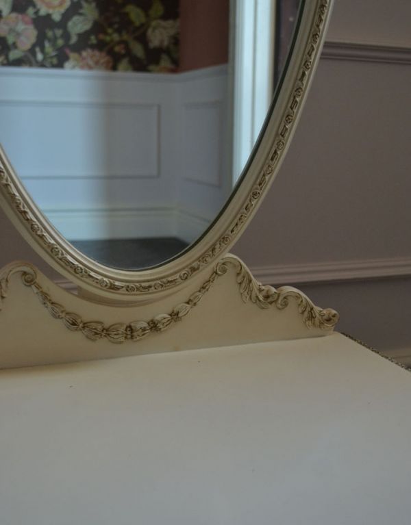 サイドバイサイド アンティーク家具 ドレッサーのように使えるアンティーク家具、大きなホワイトのスタンドミラー(姿見)。ゴールドとホワイトのコントラストはとっても華やかに魅せてくれます。(m-476-f)
