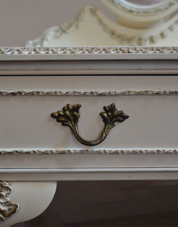 サイドバイサイド アンティーク家具 ドレッサーのように使えるアンティーク家具、大きなホワイトのスタンドミラー(姿見)。引き出しの取っ手は蔦のような凝ったデザイン。(m-476-f)