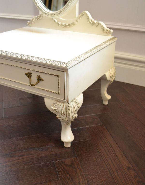 サイドバイサイド アンティーク家具 ドレッサーのように使えるアンティーク家具、大きなホワイトのスタンドミラー(姿見)。スタンドの脚はしっかりとした安定感があります。(m-476-f)