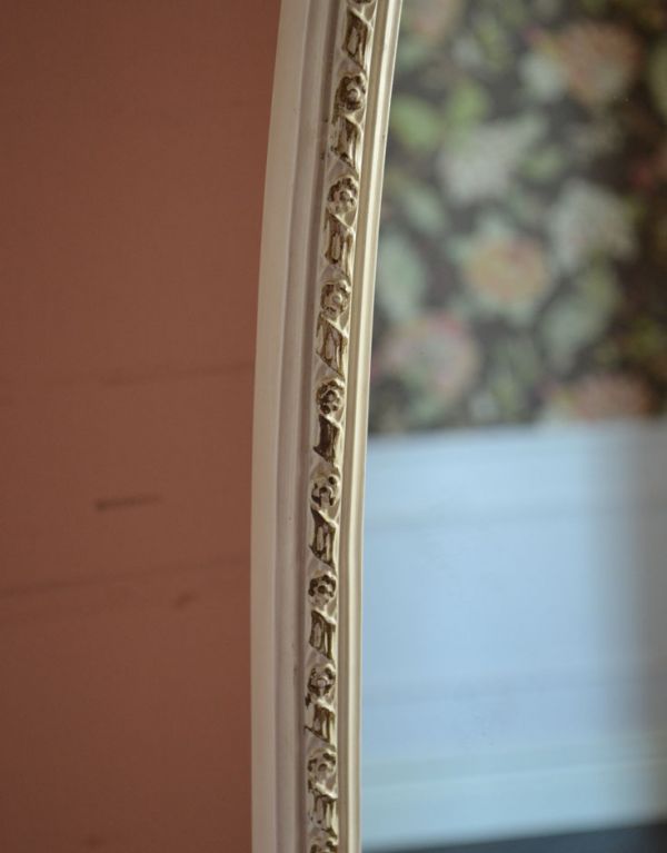 サイドバイサイド アンティーク家具 ドレッサーのように使えるアンティーク家具、大きなホワイトのスタンドミラー(姿見)。丁寧な彫りの仕上がりにうっとりしてしまいます。(m-476-f)