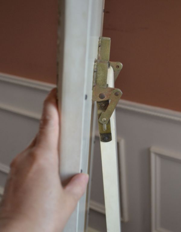 サイドバイサイド アンティーク家具 ドレッサーのように使えるアンティーク家具、大きなホワイトのスタンドミラー(姿見)。ミラーは角度調節ができます。(m-476-f)