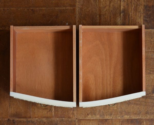 アンティークのチェスト　アンティーク家具　大人かわいいフレンチスタイルのアンティーク家具、小ぶりなチェスト。引き出しが２杯あります。(m-477-f)