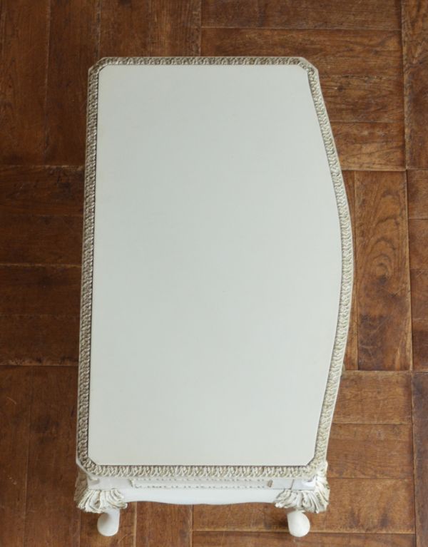 アンティークのチェスト　アンティーク家具　大人かわいいフレンチスタイルのアンティーク家具、小ぶりなチェスト。天板ももちろんピカピカにお直ししています。(m-477-f)