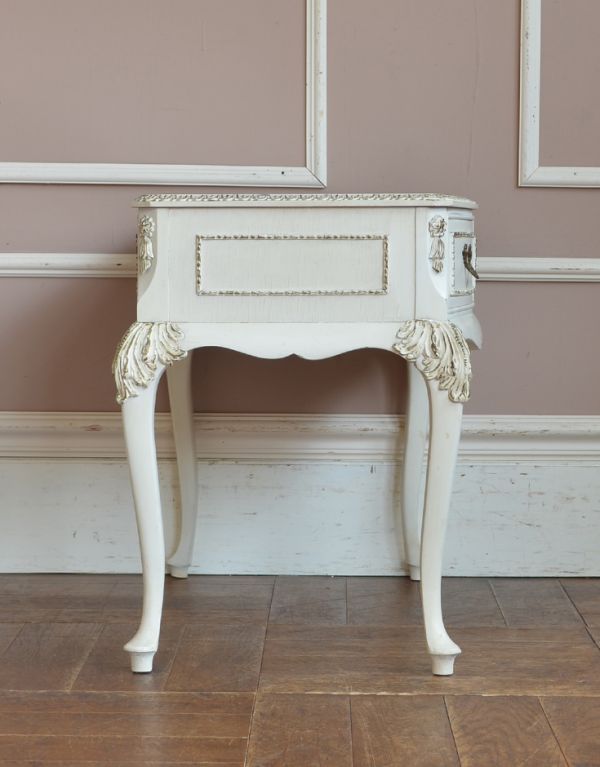 アンティークのチェスト　アンティーク家具　大人かわいいフレンチスタイルのアンティーク家具、小ぶりなチェスト。サイドから見ても美しいデザイン。(m-477-f)