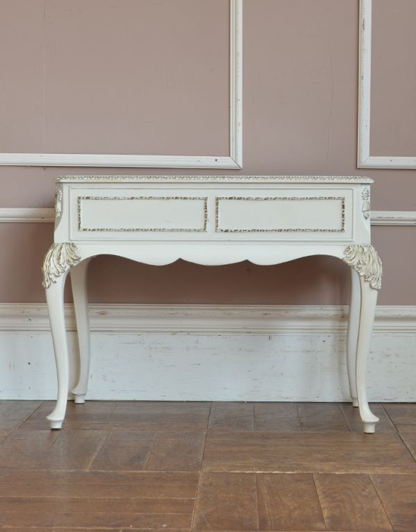 アンティークのチェスト　アンティーク家具　大人かわいいフレンチスタイルのアンティーク家具、小ぶりなチェスト。専門の職人によってお直ししていますが、アンティークは新品ではありません。(m-477-f)