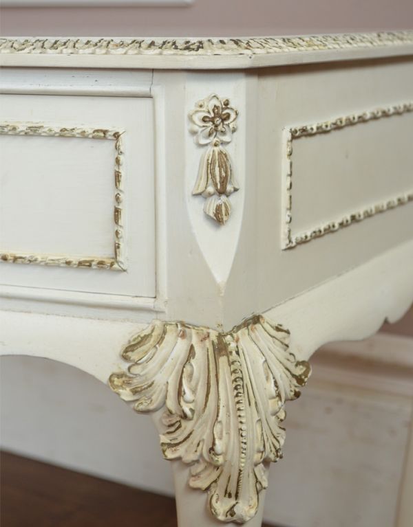 アンティークのチェスト　アンティーク家具　大人かわいいフレンチスタイルのアンティーク家具、小ぶりなチェスト。隅々まで細やかな彫が施されています。(m-477-f)