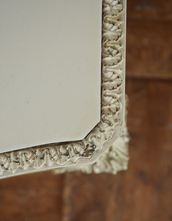 アンティークのチェスト　アンティーク家具　大人かわいいフレンチスタイルのアンティーク家具、小ぶりなチェスト。角の縁取りまで細やかな彫が施され、とても美しいです。(m-477-f)