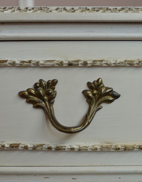 アンティークのチェスト　アンティーク家具　大人かわいいフレンチスタイルのアンティーク家具、小ぶりなチェスト。引き出しの取っ手は蔦のような凝ったデザイン。(m-477-f)