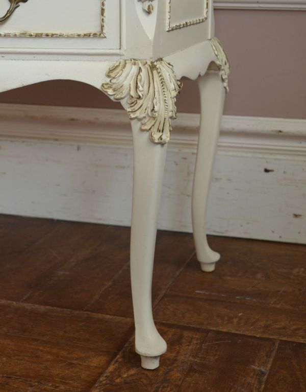 アンティークのチェスト　アンティーク家具　大人かわいいフレンチスタイルのアンティーク家具、小ぶりなチェスト。スラリと伸びた美しい脚。(m-477-f)