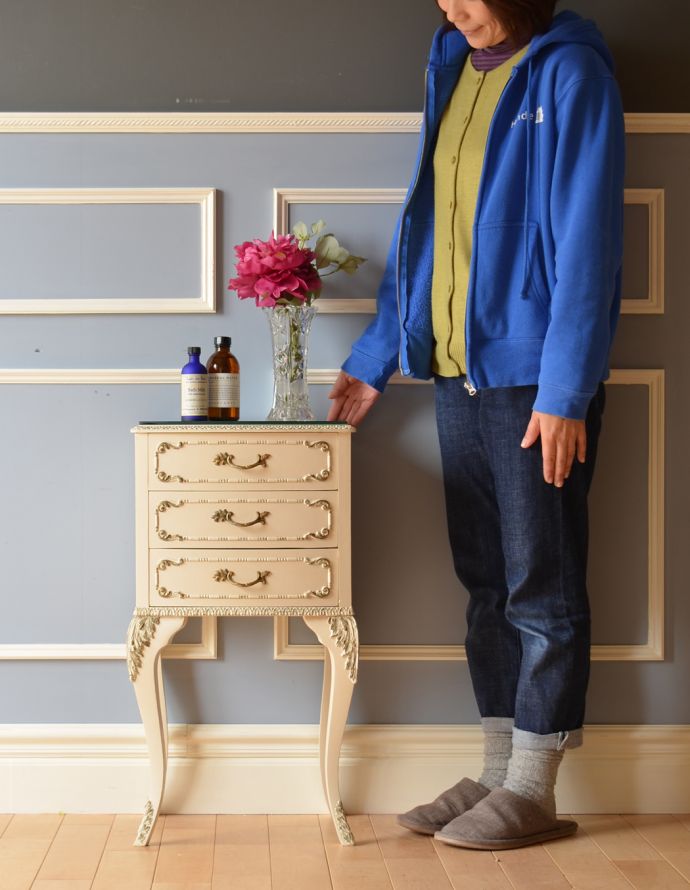 アンティークのチェスト　アンティーク家具　フランスのアンティークペイント家具、ガラス天板のサイドチェスト（ナイトキャビネット）。とっても可愛いナイトテーブル。(m-478-f)