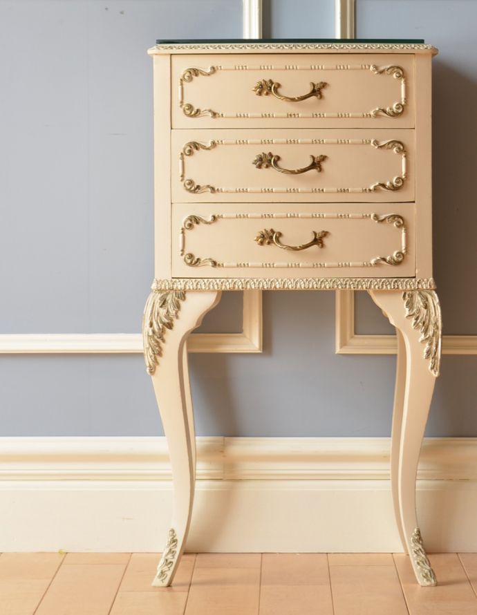 アンティークのチェスト　アンティーク家具　フランスのアンティークペイント家具、ガラス天板のサイドチェスト（ナイトキャビネット）。隅々まで細やかな彫が施されています。(m-478-f)