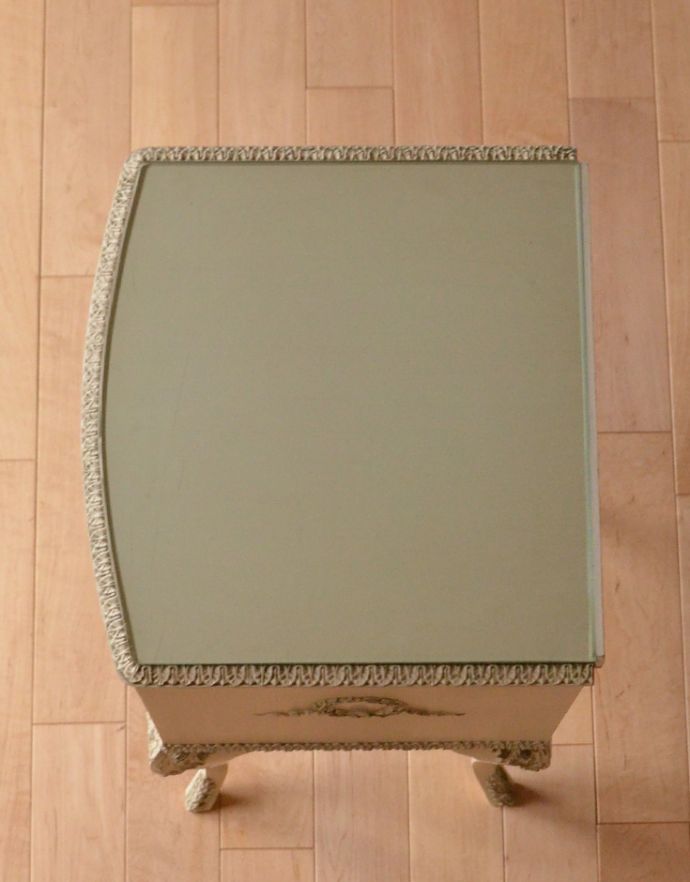 アンティークのチェスト　アンティーク家具　フランスのアンティークペイント家具、ガラス天板のサイドチェスト（ナイトキャビネット）。天板ももちろんピカピカにお直ししています。(m-478-f)