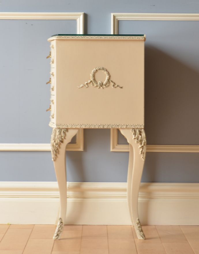 アンティークのチェスト　アンティーク家具　フランスのアンティークペイント家具、ガラス天板のサイドチェスト（ナイトキャビネット）。サイドから見ても美しいデザイン。(m-478-f)