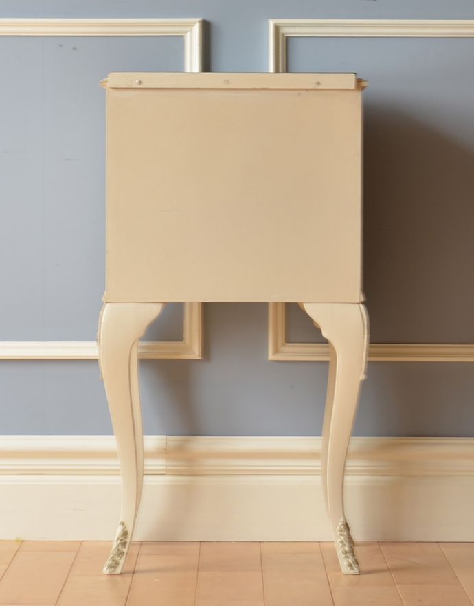 アンティークのチェスト　アンティーク家具　フランスのアンティークペイント家具、ガラス天板のサイドチェスト（ナイトキャビネット）。裏側もキチンと仕上げているので、キレイな状態です。(m-478-f)