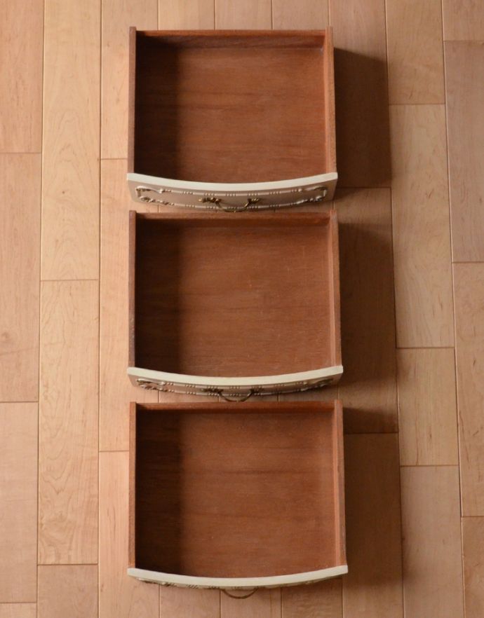 アンティークのチェスト　アンティーク家具　フランスのアンティークペイント家具、ガラス天板のサイドチェスト（ナイトキャビネット）。引き出しが３杯あります。(m-478-f)