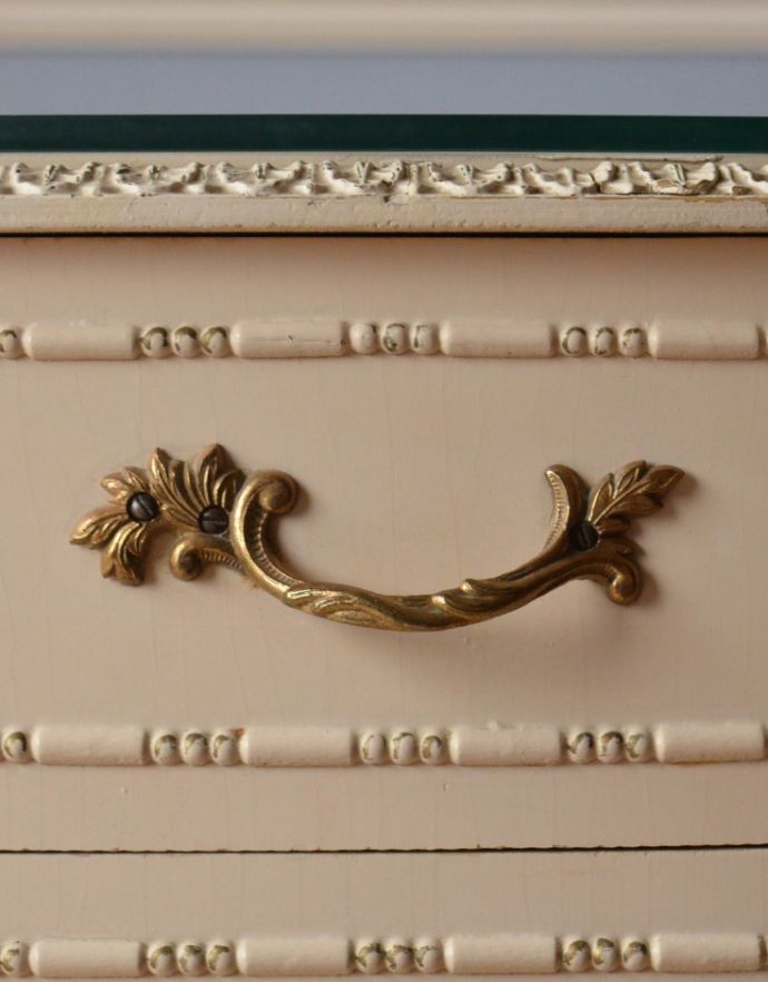 アンティークのチェスト　アンティーク家具　フランスのアンティークペイント家具、ガラス天板のサイドチェスト（ナイトキャビネット）。引き出しの取っ手は蔦のような凝ったデザイン。(m-478-f)