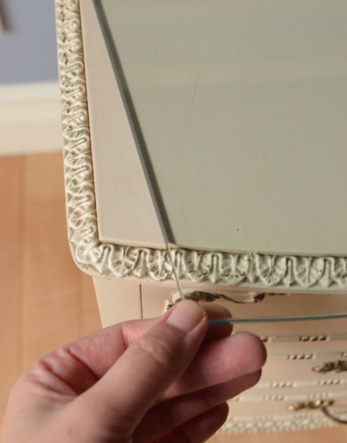 アンティークのチェスト　アンティーク家具　フランスのアンティークペイント家具、ガラス天板のサイドチェスト（ナイトキャビネット）。天板のガラス板は、取り外しが出来ます。(m-478-f)