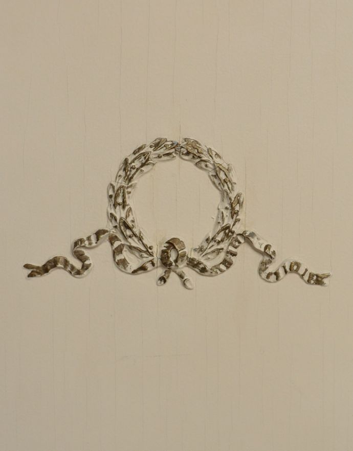 アンティークのチェスト　アンティーク家具　フランスのアンティークペイント家具、ガラス天板のサイドチェスト（ナイトキャビネット）。隅々まで細やかな彫が施されています。(m-478-f)