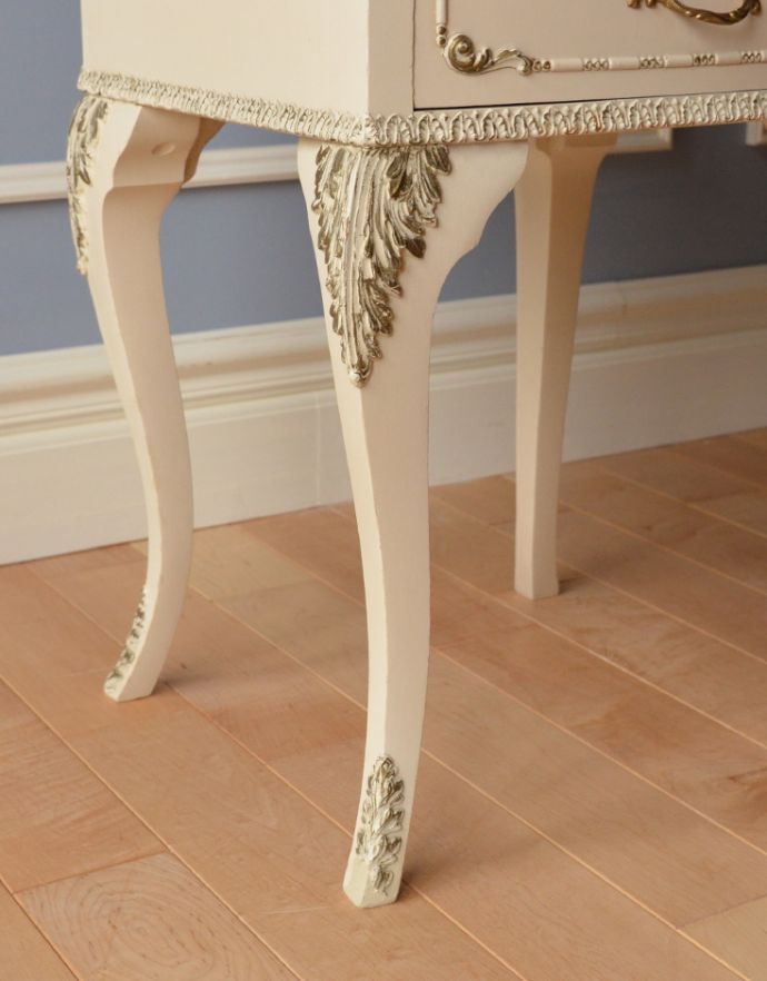 アンティークのチェスト　アンティーク家具　フランスのアンティークペイント家具、ガラス天板のサイドチェスト（ナイトキャビネット）。美しい飾りが入っている脚です。(m-478-f)