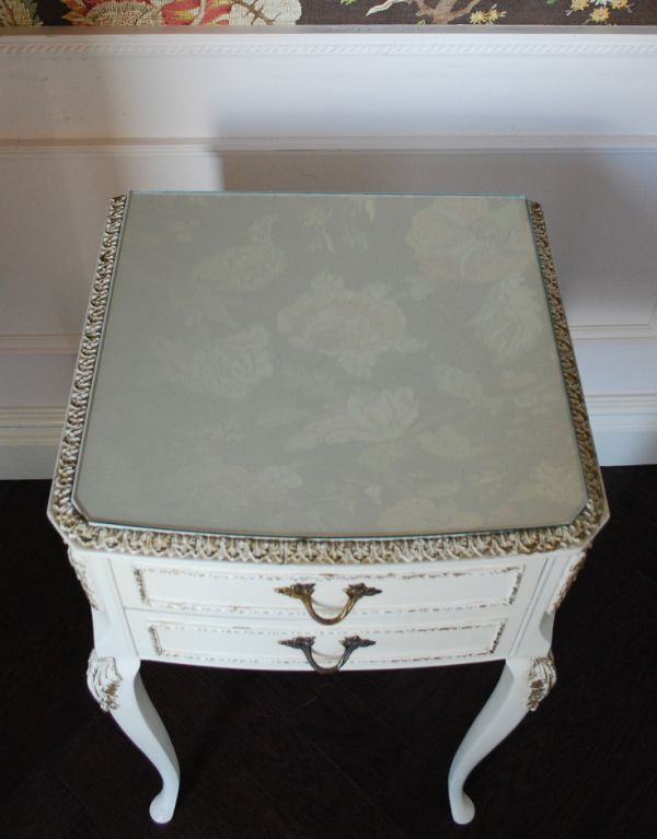 アンティークのチェスト　アンティーク家具　フランスアンティークのペイント家具、ナイトキャビネット（サイドチェスト）。天板にはガラス板が乗っています。(m-479-f)