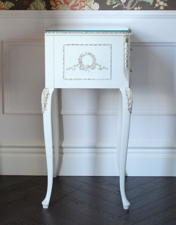 アンティークのチェスト　アンティーク家具　フランスアンティークのペイント家具、ナイトキャビネット（サイドチェスト）。サイドから見ても美しいデザイン。(m-479-f)