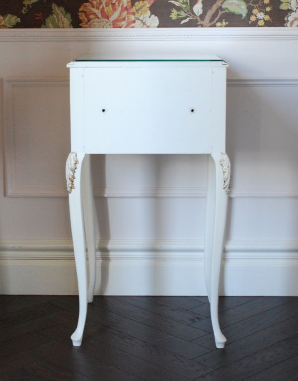 アンティークのチェスト　アンティーク家具　フランスアンティークのペイント家具、ナイトキャビネット（サイドチェスト）。裏側もキチンと仕上げているので、キレイな状態です。(m-479-f)